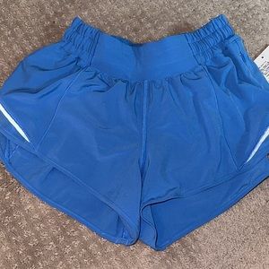 Lululemon Hotty Hot LR short 2.5 lined